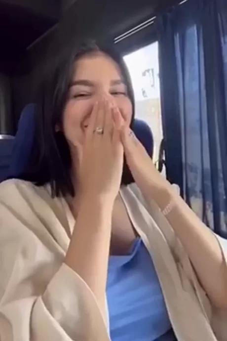 Красивая девушка парню сиськи показала прямо в автобусе