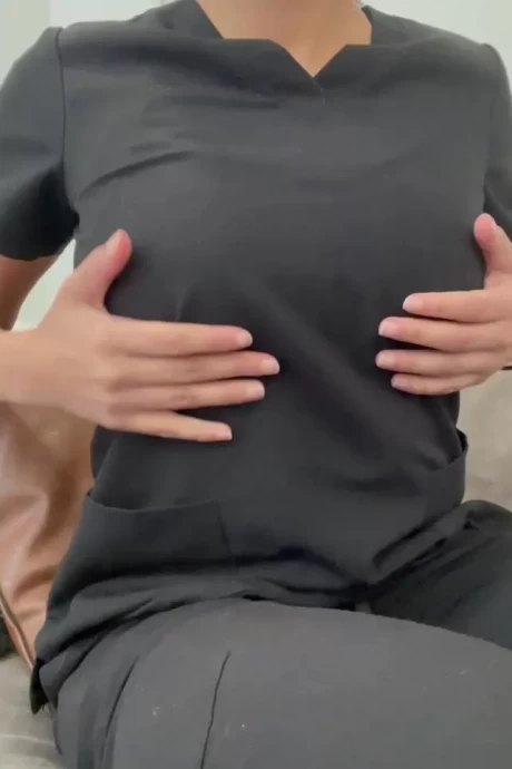 Упругие натуральные сиськи девушка умело массирует на камеру