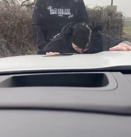 Нагнул девушку у машины раком и отжарил на свежем воздухе