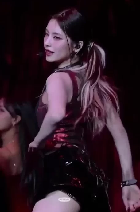 Азиатка соблазнительно трясет упругой попкой во время выступления