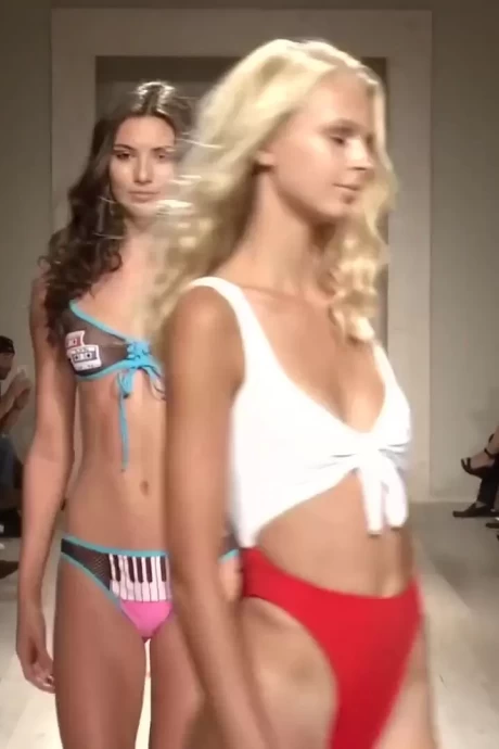 Соблазнительные модели в купальниках на подиуме покорили всех
