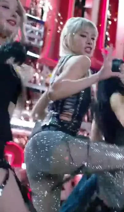 Сексуальные азиатки с упругими попками выступают на сцене