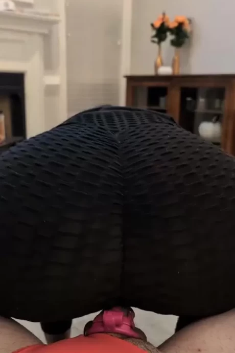 Девушка в лосинах трется киской и член своего приятеля