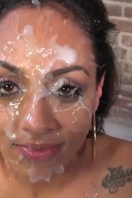 Лицо молодой брюнетки залили густой и липкой спермой