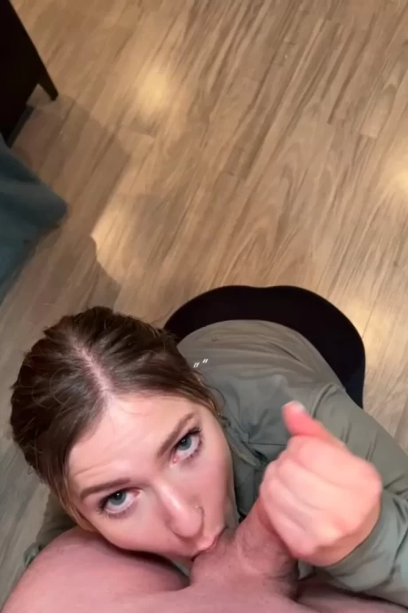 Девушка сосет яйца бойфренда и дрочит ему пенис