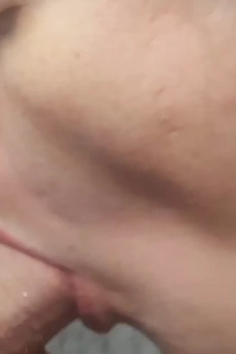 Молодая русская сучка с аппетитом сосет горячий член