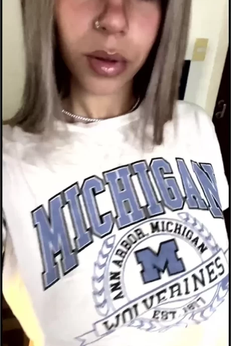 Задрала футболку, чтобы показать натуральные большие дойки