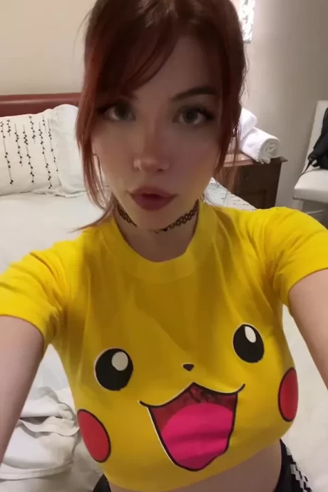 Милашка в забавной футболке любуется своими упругими сиськами