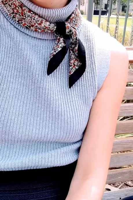 Скромная студентка светит сиськами, сидя на скамейке в парке