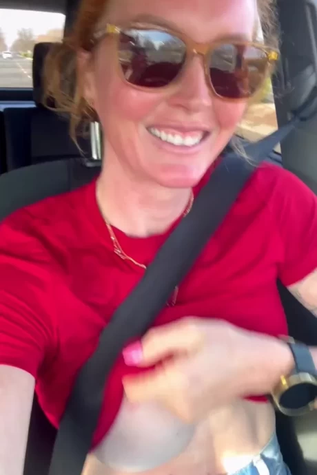 Девка решила аккуратные сиськи засветить пока ехала в машине