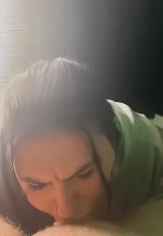 Делает старательно минет бойфренду, чтобы до экстаза довести