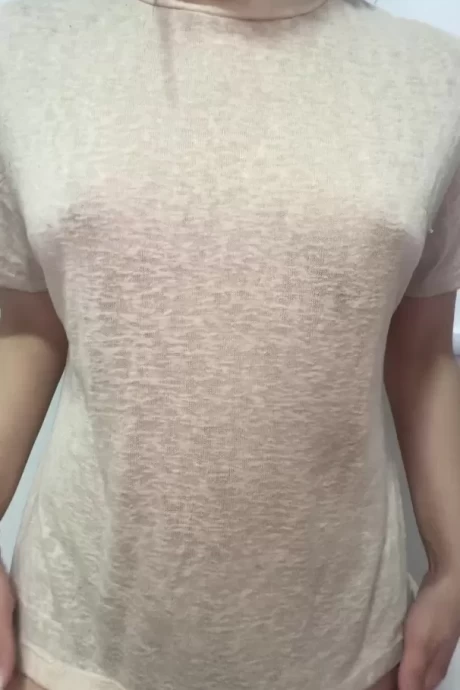 Молоденькая брюнетка скромно показала натуральные титьки